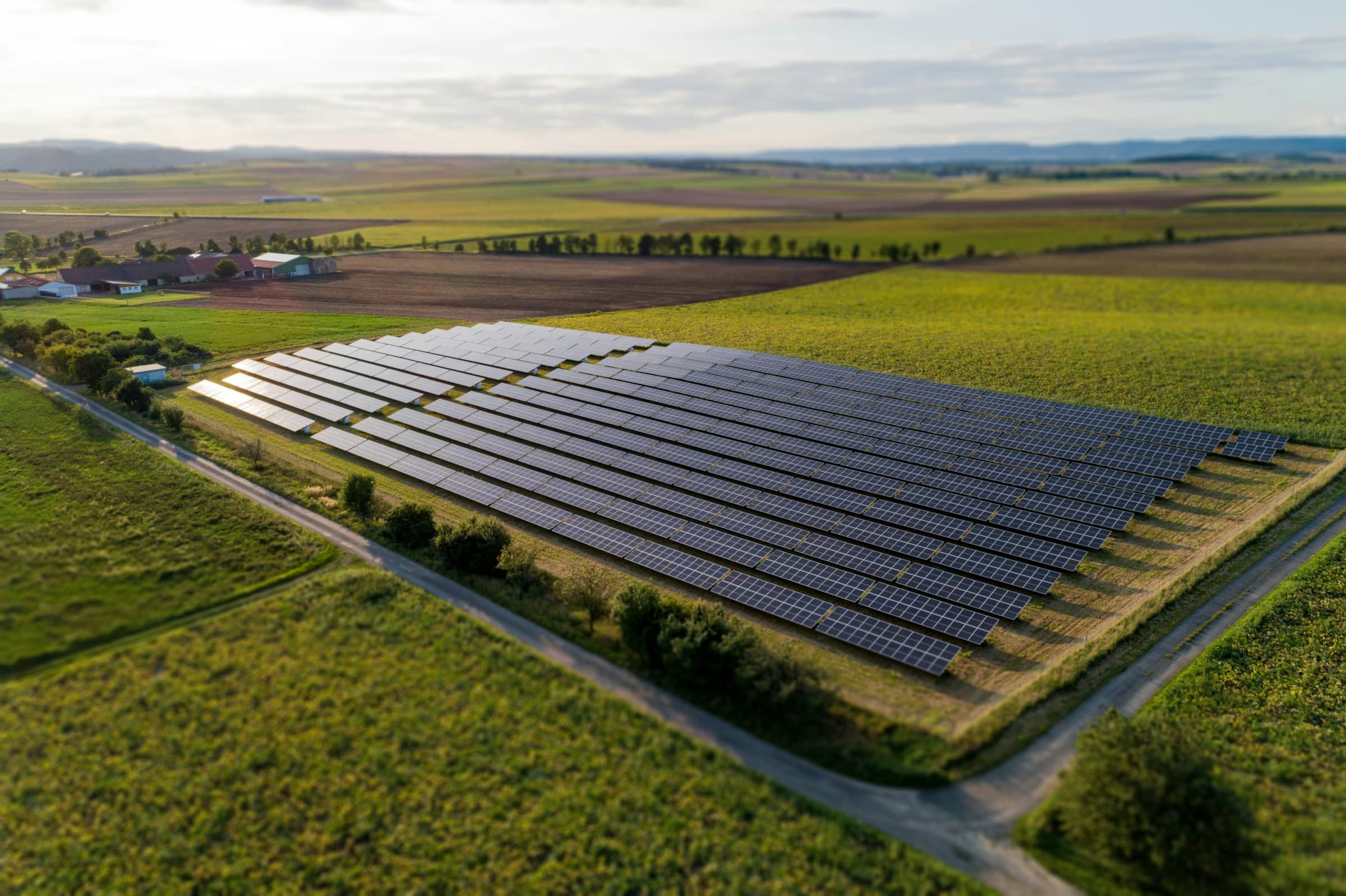 Stříbrné a modré vlny symbolizující tok energie a dat